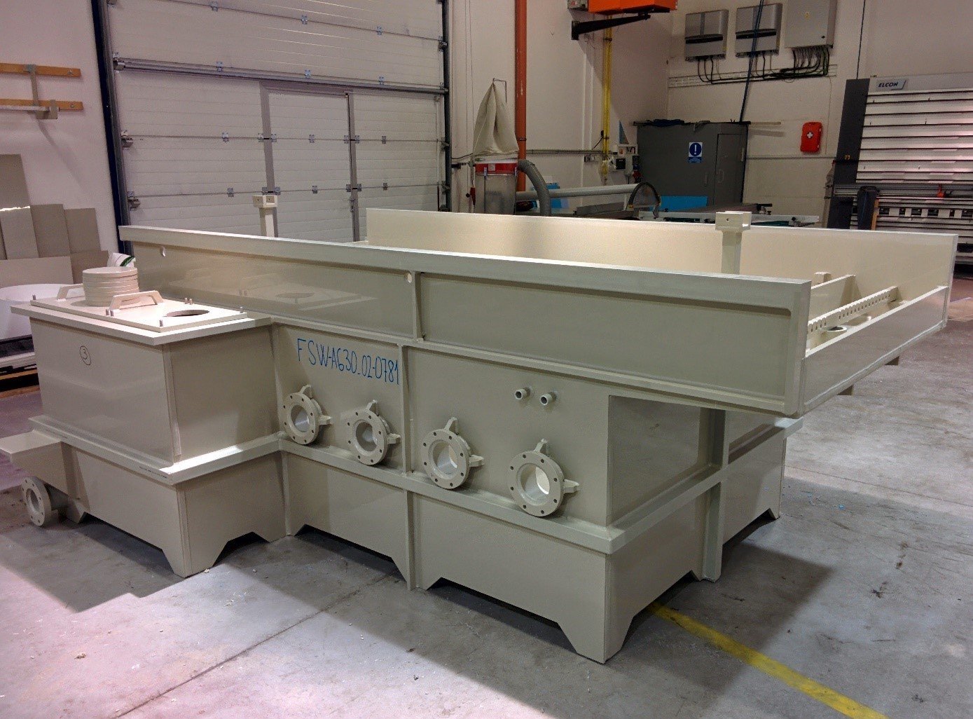 Velkoobjemové plastové průmyslové nádrže a vany s přírubami a vývody