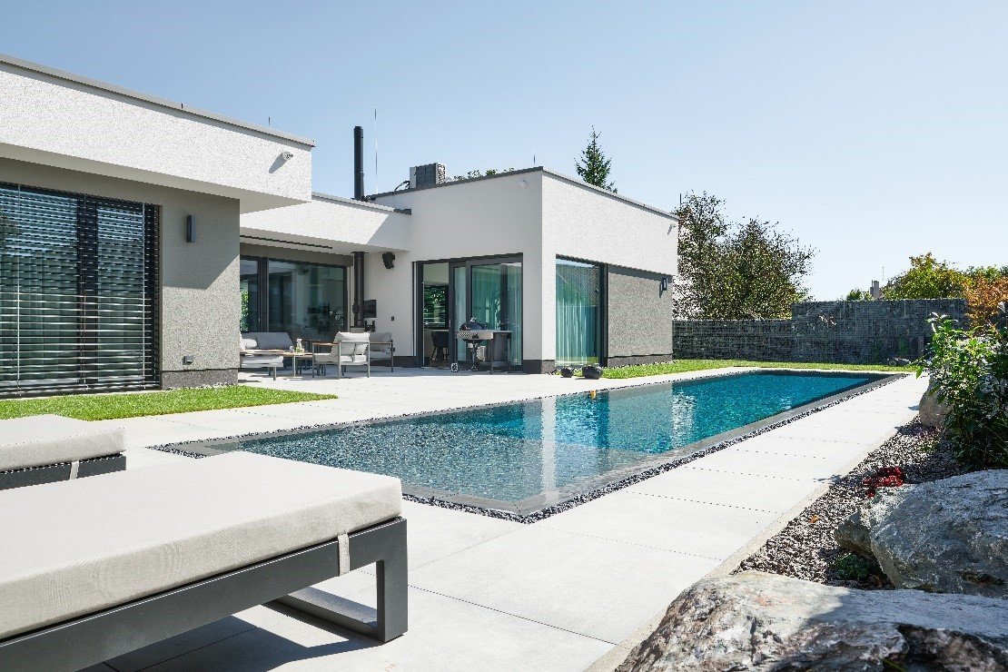 Moderní plastový bazén Central-Pool zabudovaný v zahradě u rodinného domu