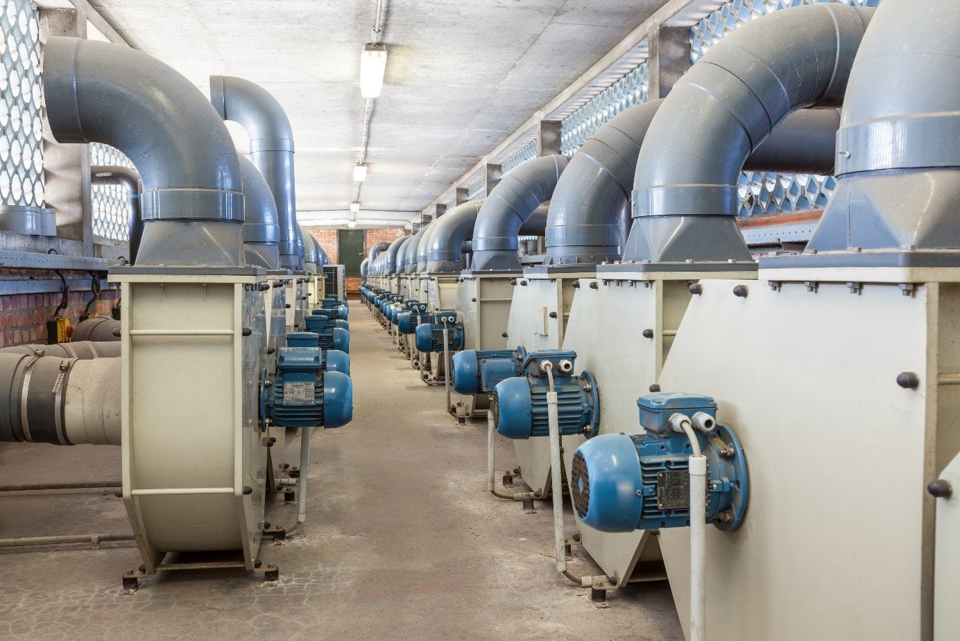 Rozsáhlý systém průmyslové plastové vzduchotechniky s ventilátory a potrubím