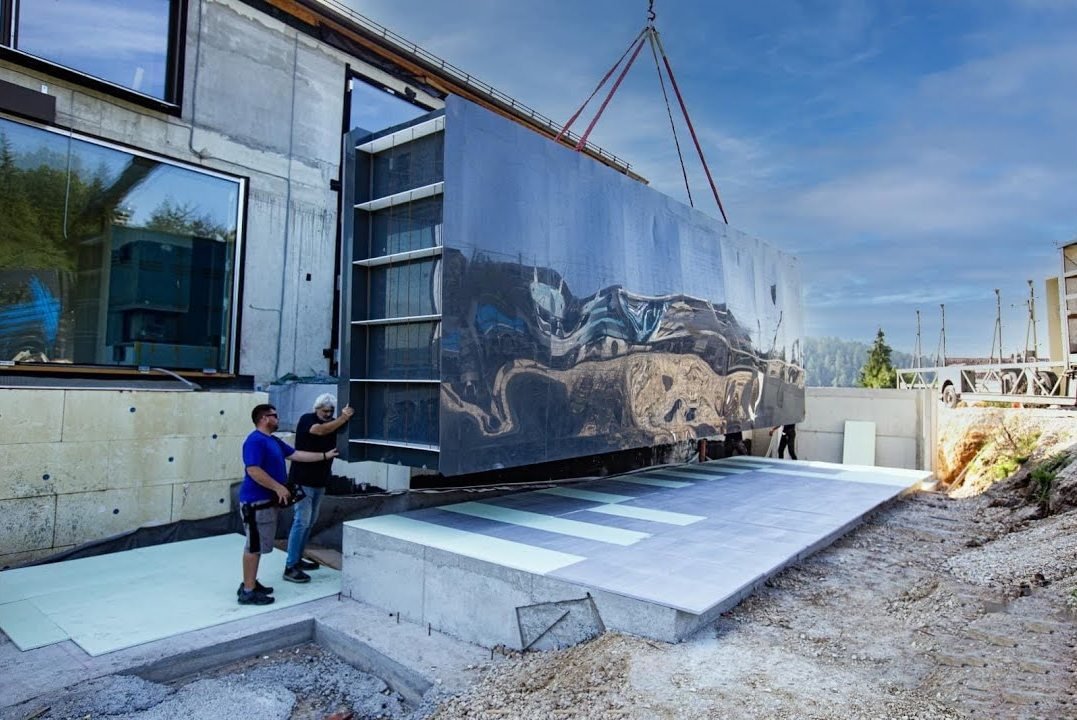 Vykládání bazénu vrtulníkem