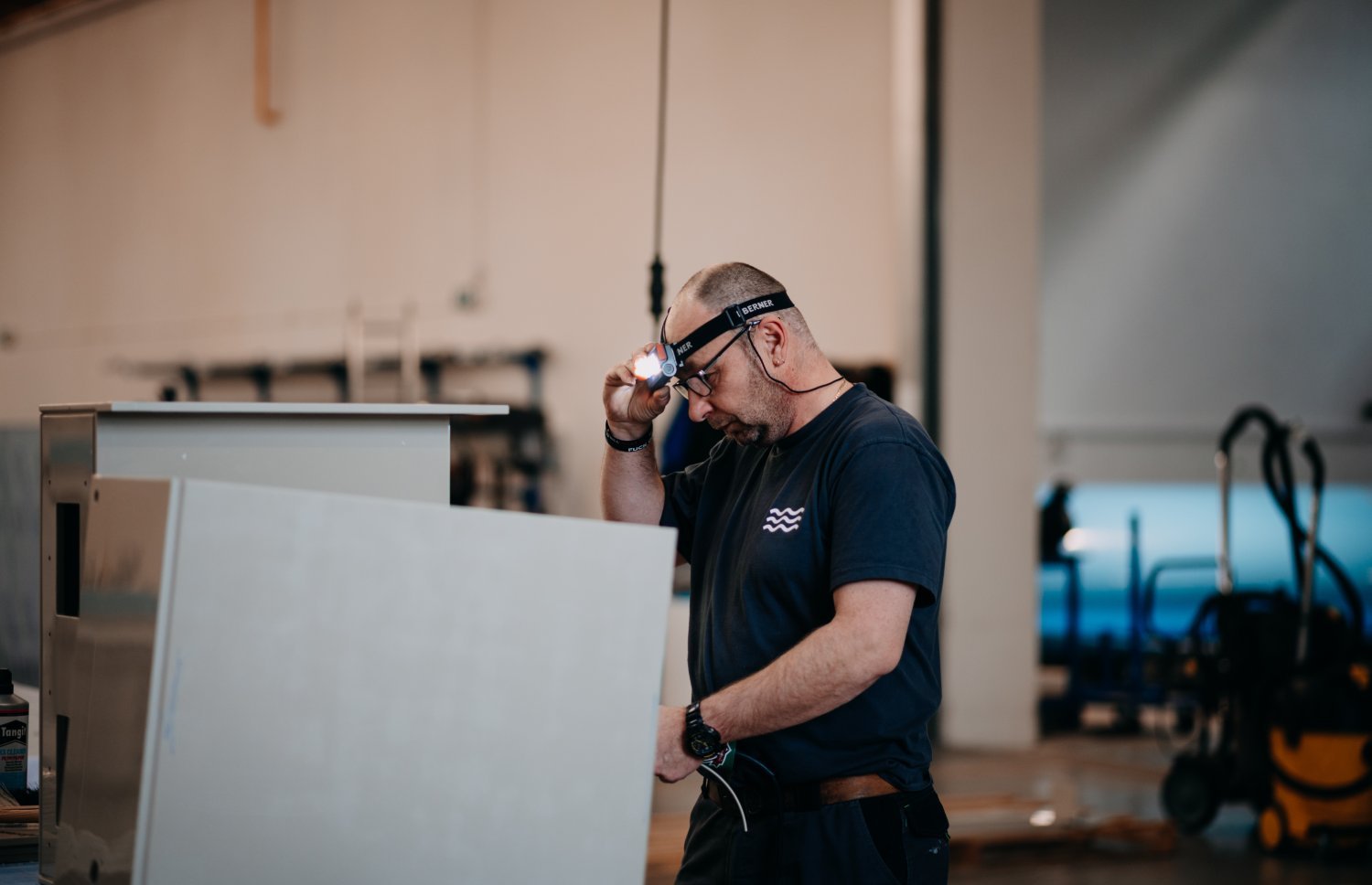 Pracovník firmy Centralplast kontrolující produkt