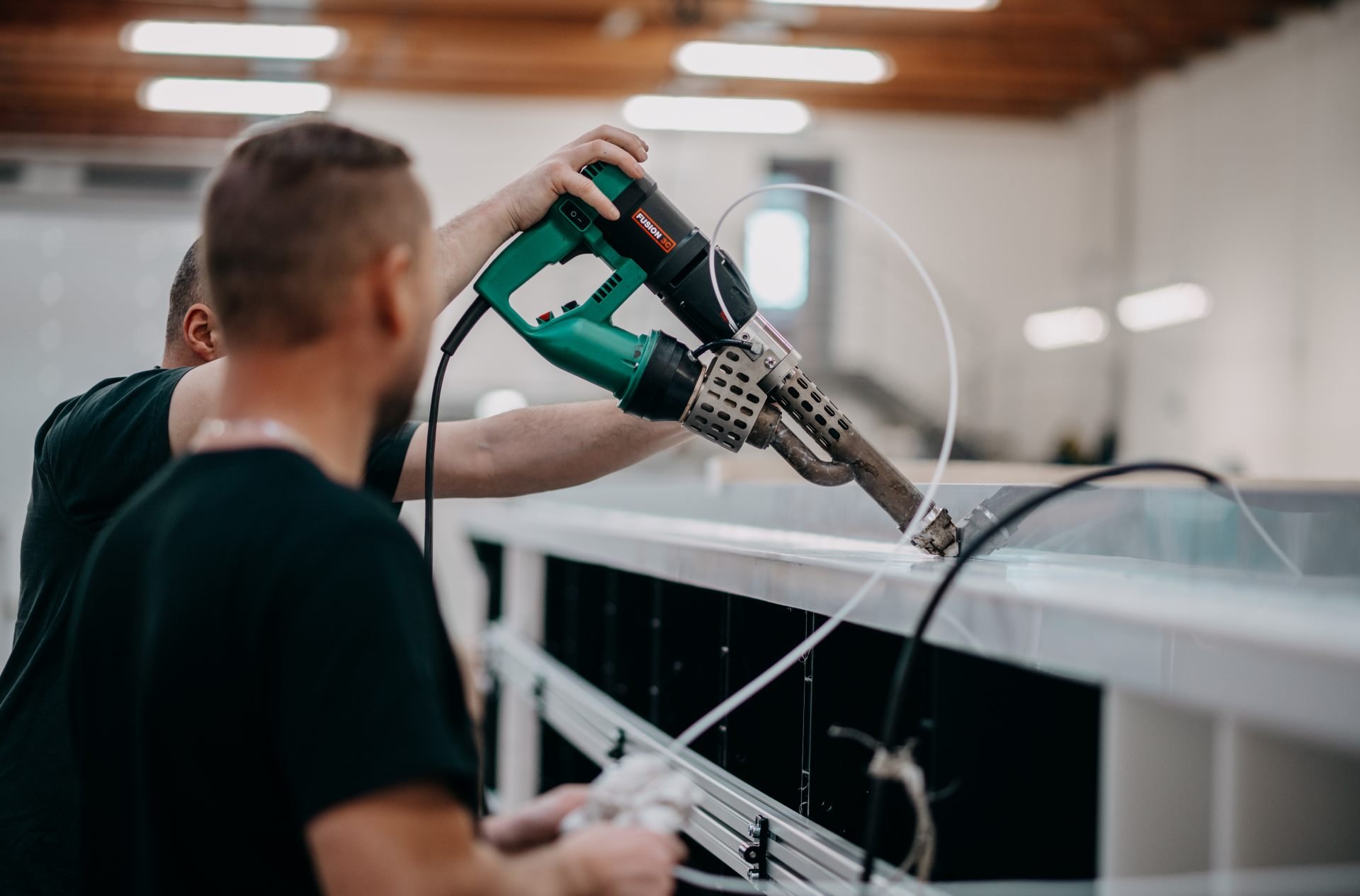 Svářeč plastů při výrobě plastového bazénu