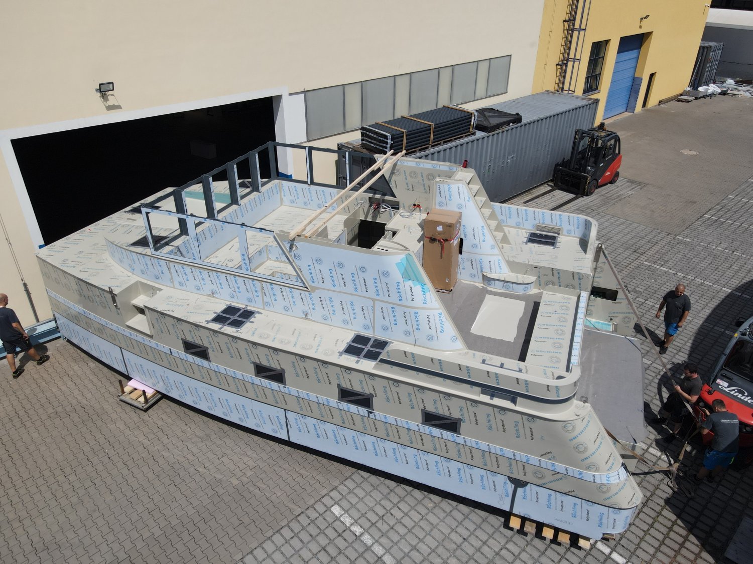 Rozestavěná plastová loď během výrobního procesu zakázkové výroby lodí z plastu